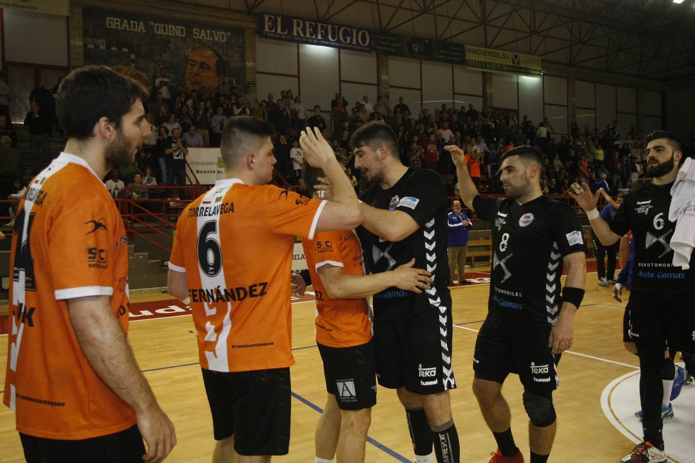 Fotos: Tablas entre Torrelavega (26-26) el derbi del balonmano cántabro