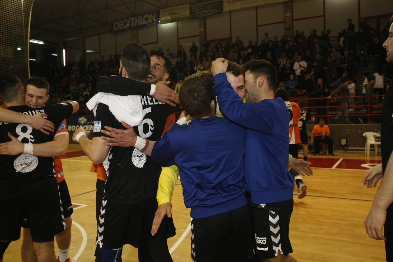 Fotos: Tablas entre Torrelavega (26-26) el derbi del balonmano cántabro