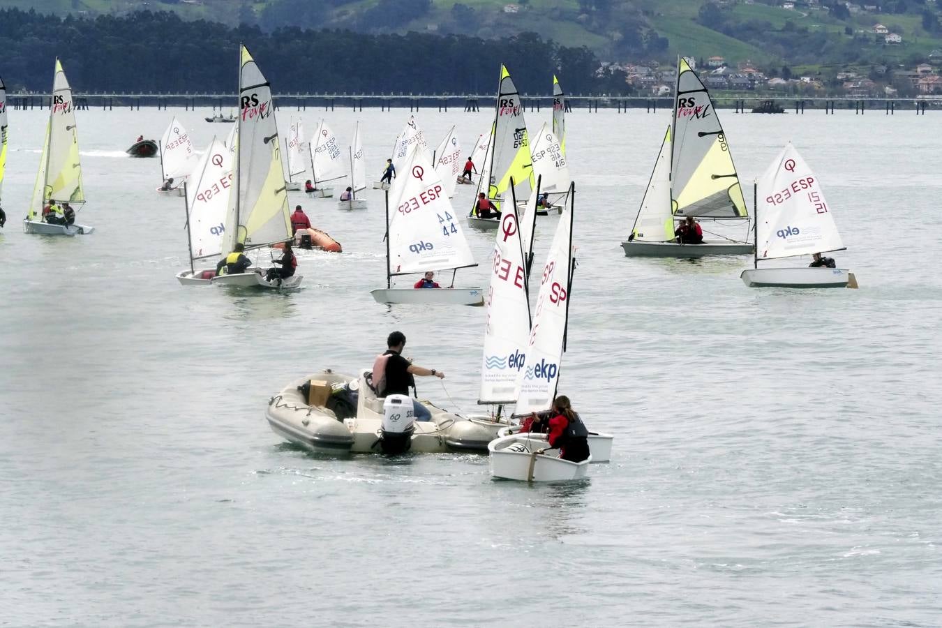 Fotos: Multitudinaria cita de la vela ligera en el arranque del Circuito Montañés