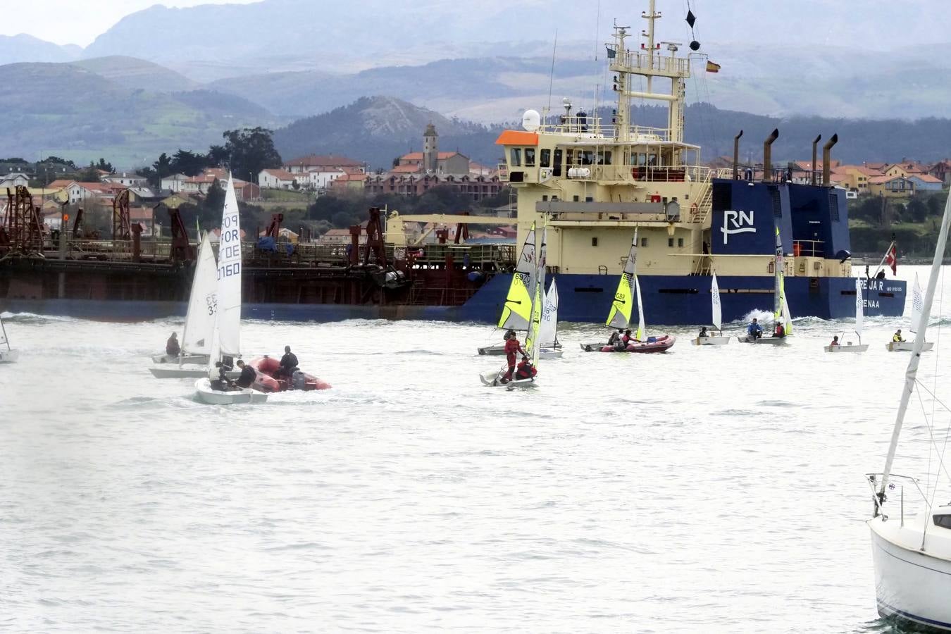 Fotos: Multitudinaria cita de la vela ligera en el arranque del Circuito Montañés