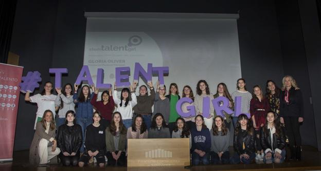 Gloria Oliver con las jóvenes que participan en el programa STEM Talent Girl.