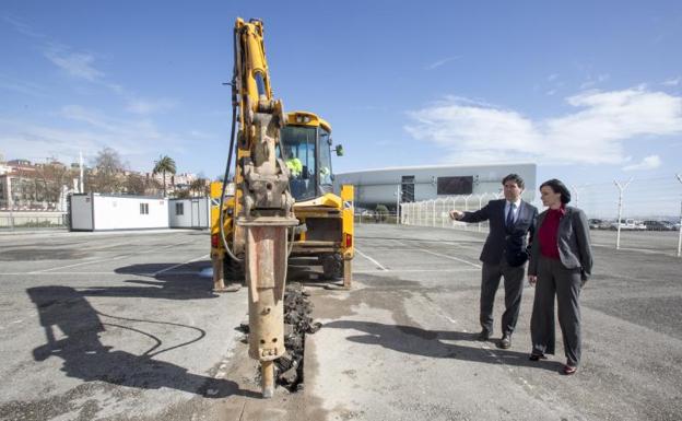 Gema Igual y Jaime González visitan el inicio de las obras.