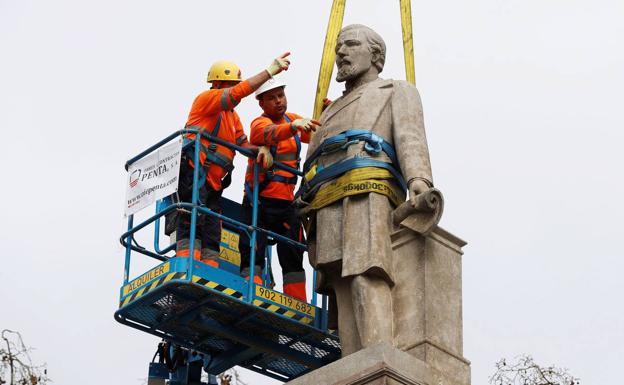 Un Parlamento dividido rechaza la retirada de la estatua del Marqués de Comillas de Barcelona