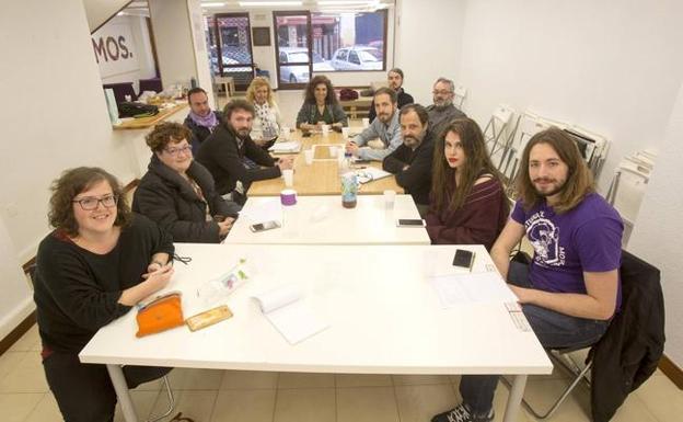 Imagen de la reunión mantenida ayer en ‘La Moraduca’, con los tres candidatos y otros representantes de Podemos en torno a la mesa. 