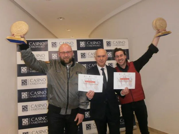 Luiso y Mario, campeones regionales, posan junto al director del Casino, Luis Seoane