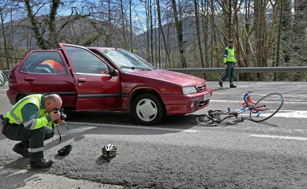 Agentes de la Guardia Civil de Tráfico recogen pruebas en el lugar del accidente.