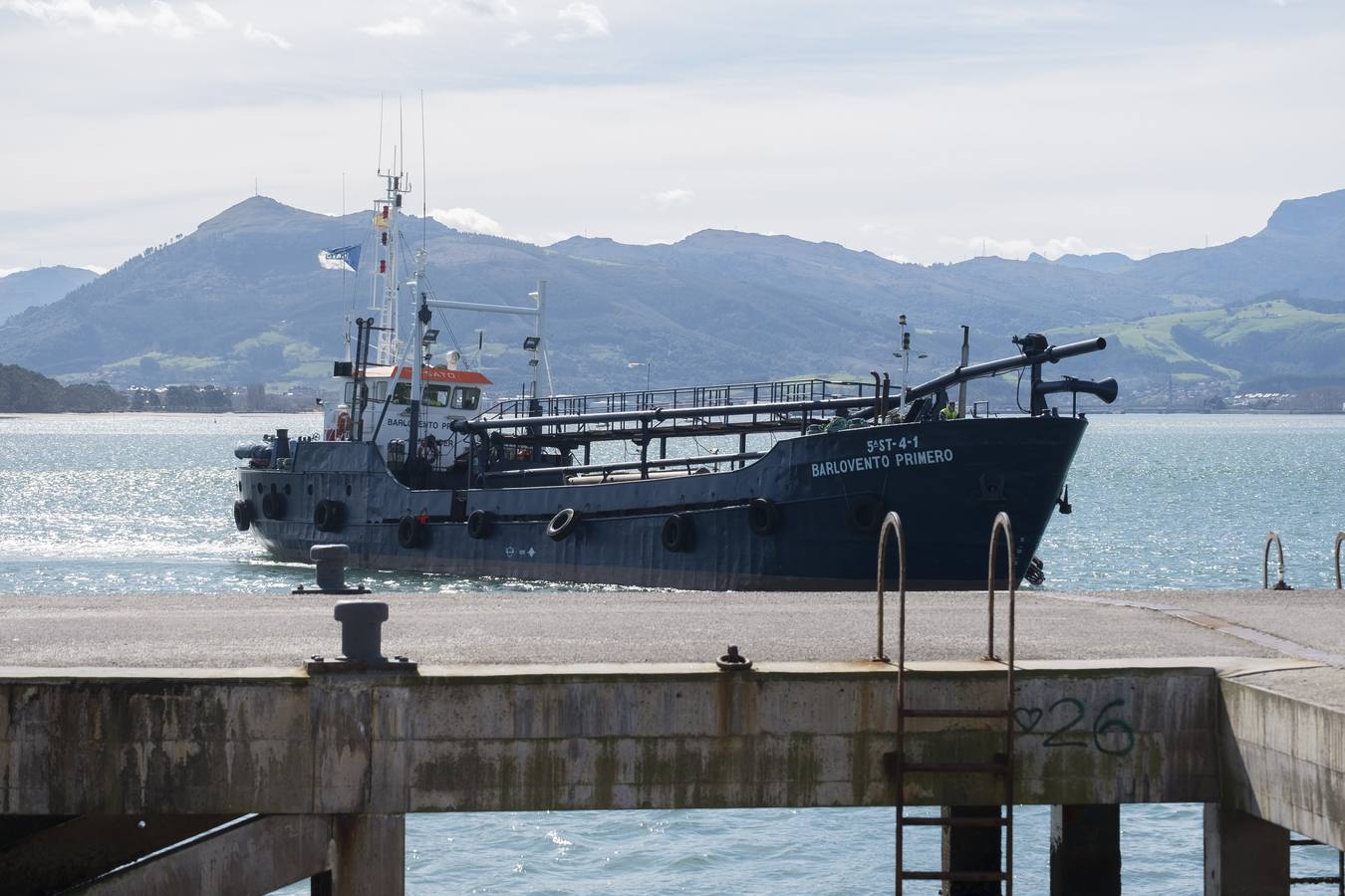 Fotos: Ha comenzado el dragado de la bahía de Santoña