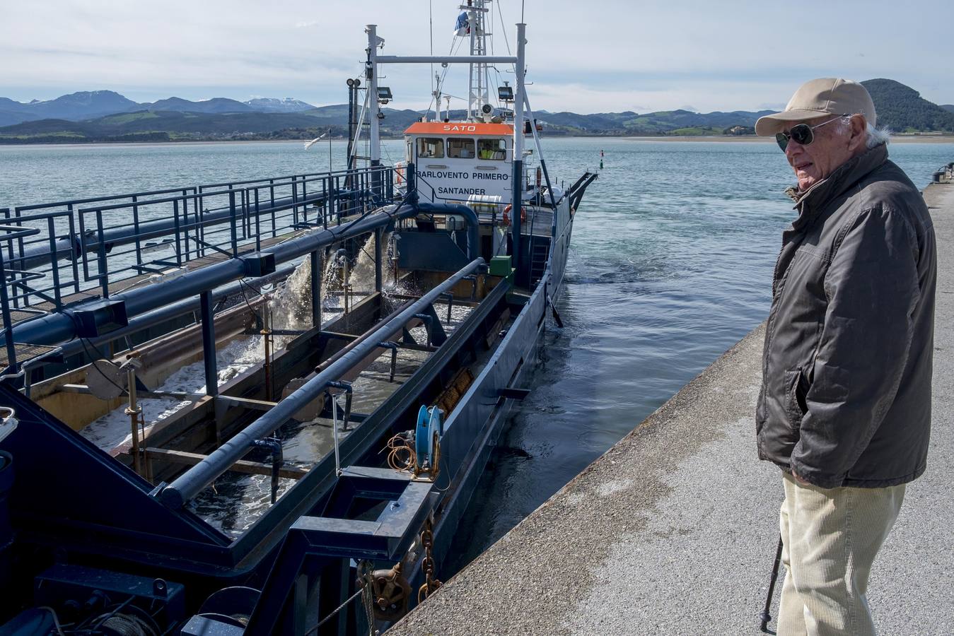 Fotos: Ha comenzado el dragado de la bahía de Santoña