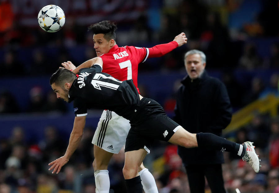 El Sevilla logró el pase a cuartos de final de la Liga de Campeones al imponerse por 1-2 al Manchester United en Old Trafford.