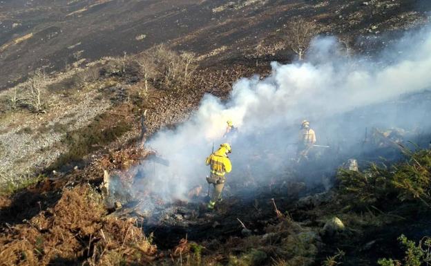 Un fuego siguen activo en Cantabria de los 18 que se declararon este martes