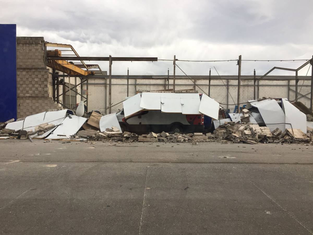 Fotos: El viento derriba una nave en Raos