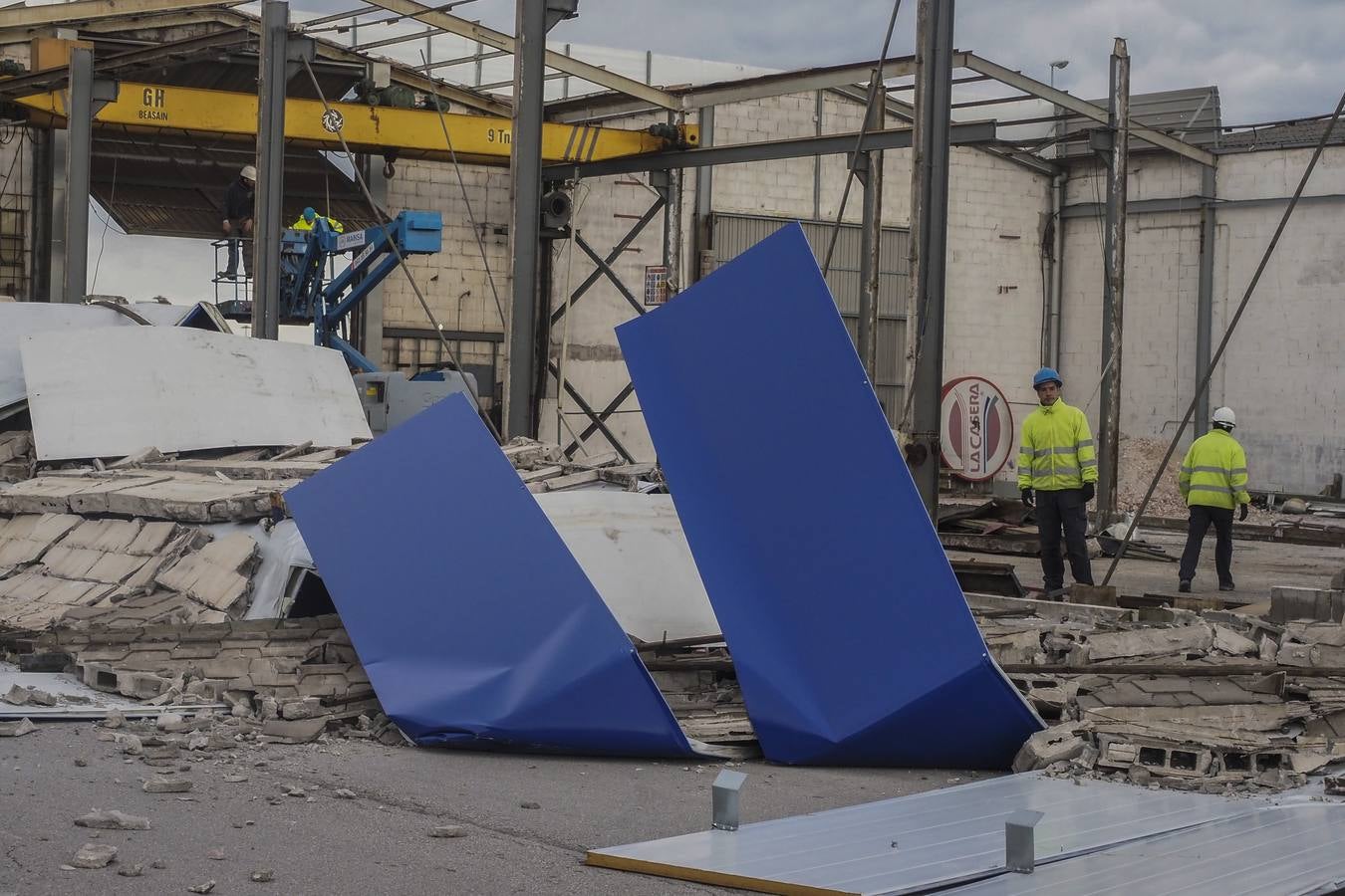 Fotos: El viento derriba una nave en Raos
