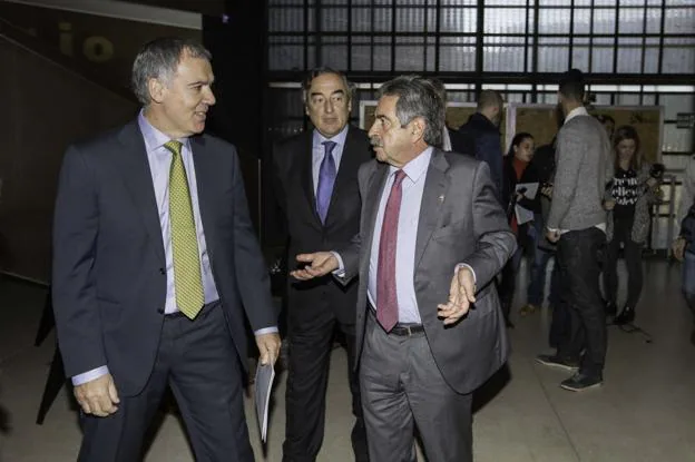 Vidal de la Peña habla con Miguel Ángel Revilla en presencia de Juan Rosell, presidente de CEOE.
