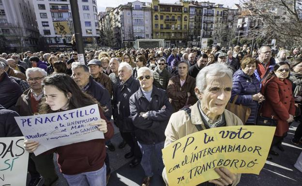 Imagen de la protesta vecinal que se celebró el pasado día 3 de marzo frente al Ayuntamiento para protestar por el MetroTUS.