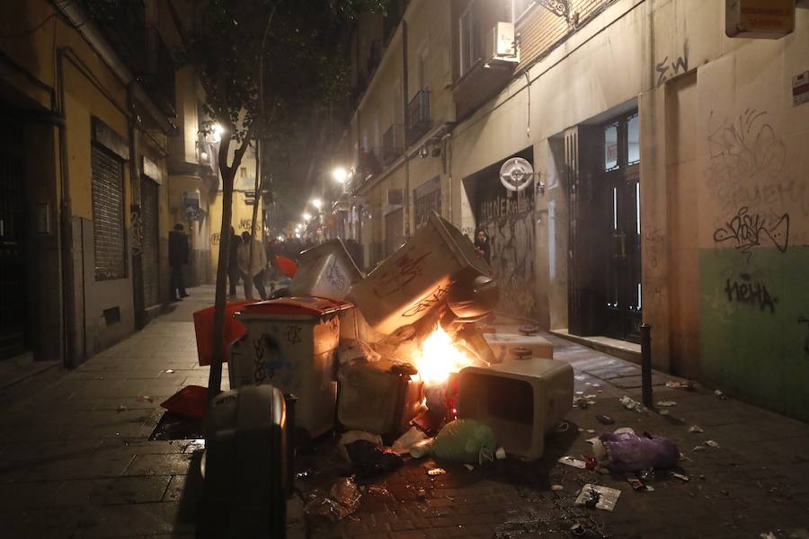 Un grupo de más de medio centenar de personas han quemado contenedores y causado desperfectos en el mobiliario urbano en el madrileño barrio de Lavapiés tras la muerte este jueves de un mantero de 35 años y origen subsahariano a causa de una parada cardiorrespiratoria.