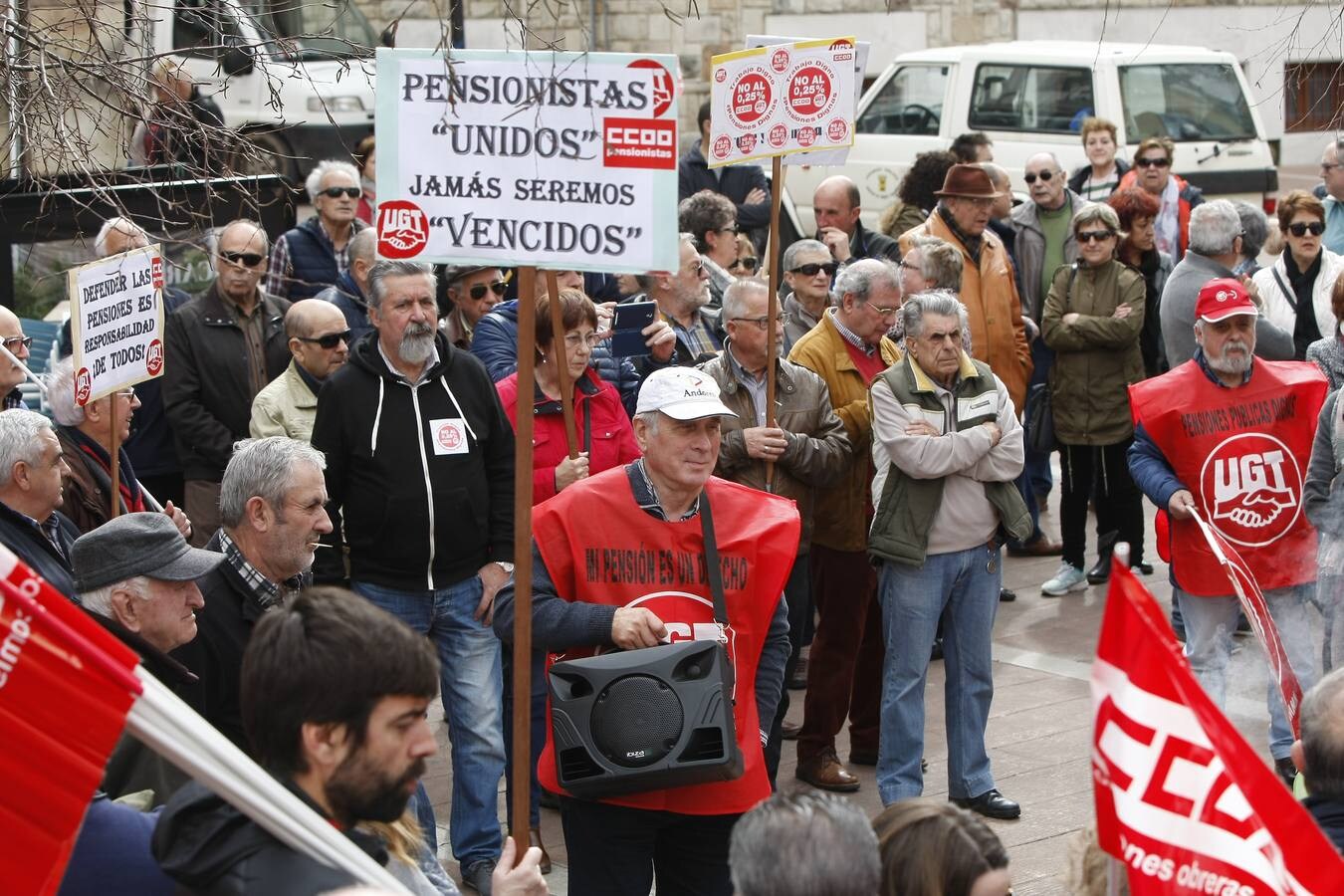 La movilización se ha desarrollado en la plaza Baldomero Iglesias, donde los concentrados han coreado diversas consignas alusivas a la campaña y se ha organizado una hoguera donde los jubilados han quemado las cartas remitidas por el Gobierno informándoles sobre la subida de las pensiones para este año.