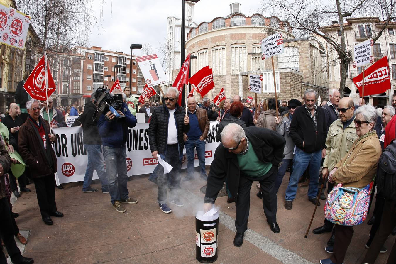 La movilización se ha desarrollado en la plaza Baldomero Iglesias, donde los concentrados han coreado diversas consignas alusivas a la campaña y se ha organizado una hoguera donde los jubilados han quemado las cartas remitidas por el Gobierno informándoles sobre la subida de las pensiones para este año.