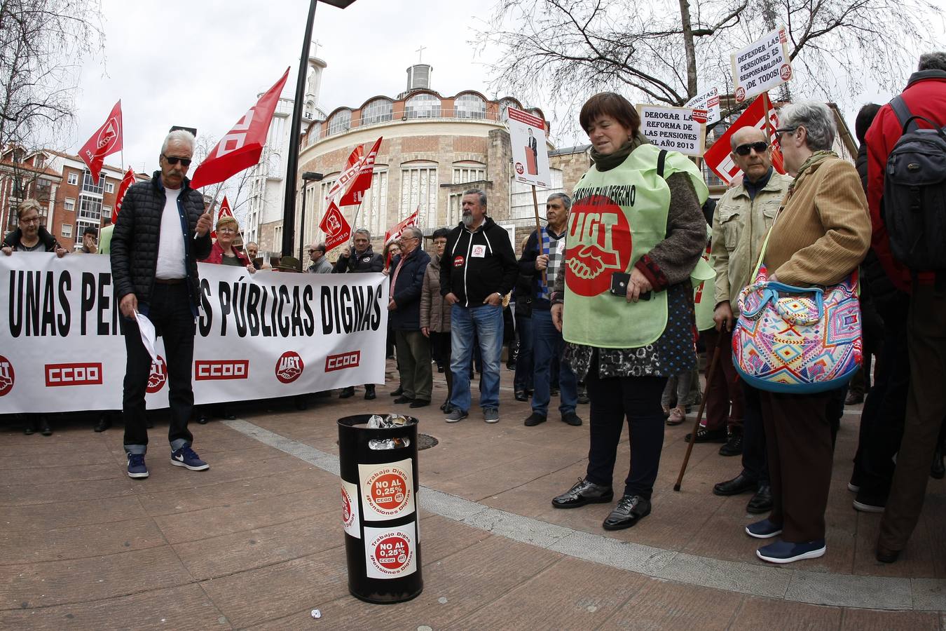 La movilización se ha desarrollado en la plaza Baldomero Iglesias, donde los concentrados han coreado diversas consignas alusivas a la campaña y se ha organizado una hoguera donde los jubilados han quemado las cartas remitidas por el Gobierno informándoles sobre la subida de las pensiones para este año.