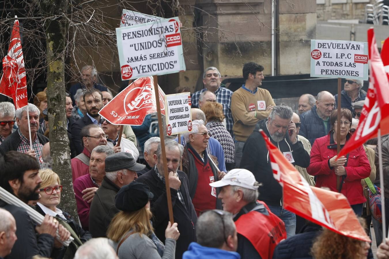 La movilización se ha desarrollado en la plaza Baldomero Iglesias, donde los concentrados han coreado diversas consignas alusivas a la campaña y se ha organizado una hoguera donde los jubilados han quemado las cartas remitidas por el Gobierno informándoles sobre la subida de las pensiones para este año.