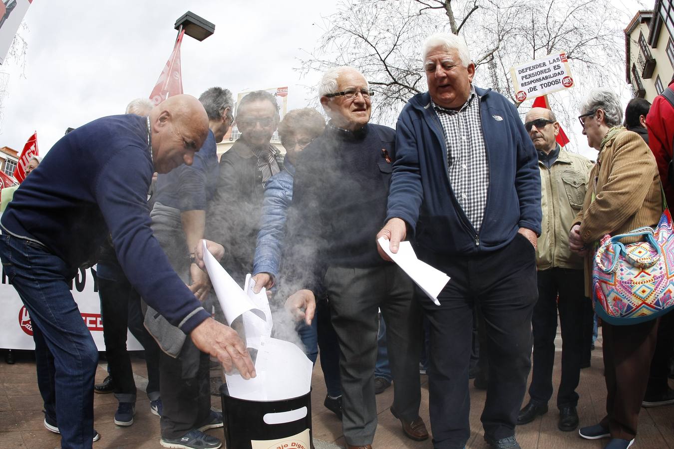 La movilización se ha desarrollado en la plaza Baldomero Iglesias, donde los concentrados han coreado diversas consignas alusivas a la campaña y se ha organizado una hoguera donde los jubilados han quemado las cartas remitidas por el Gobierno informándoles sobre la subida de las pensiones para este año.