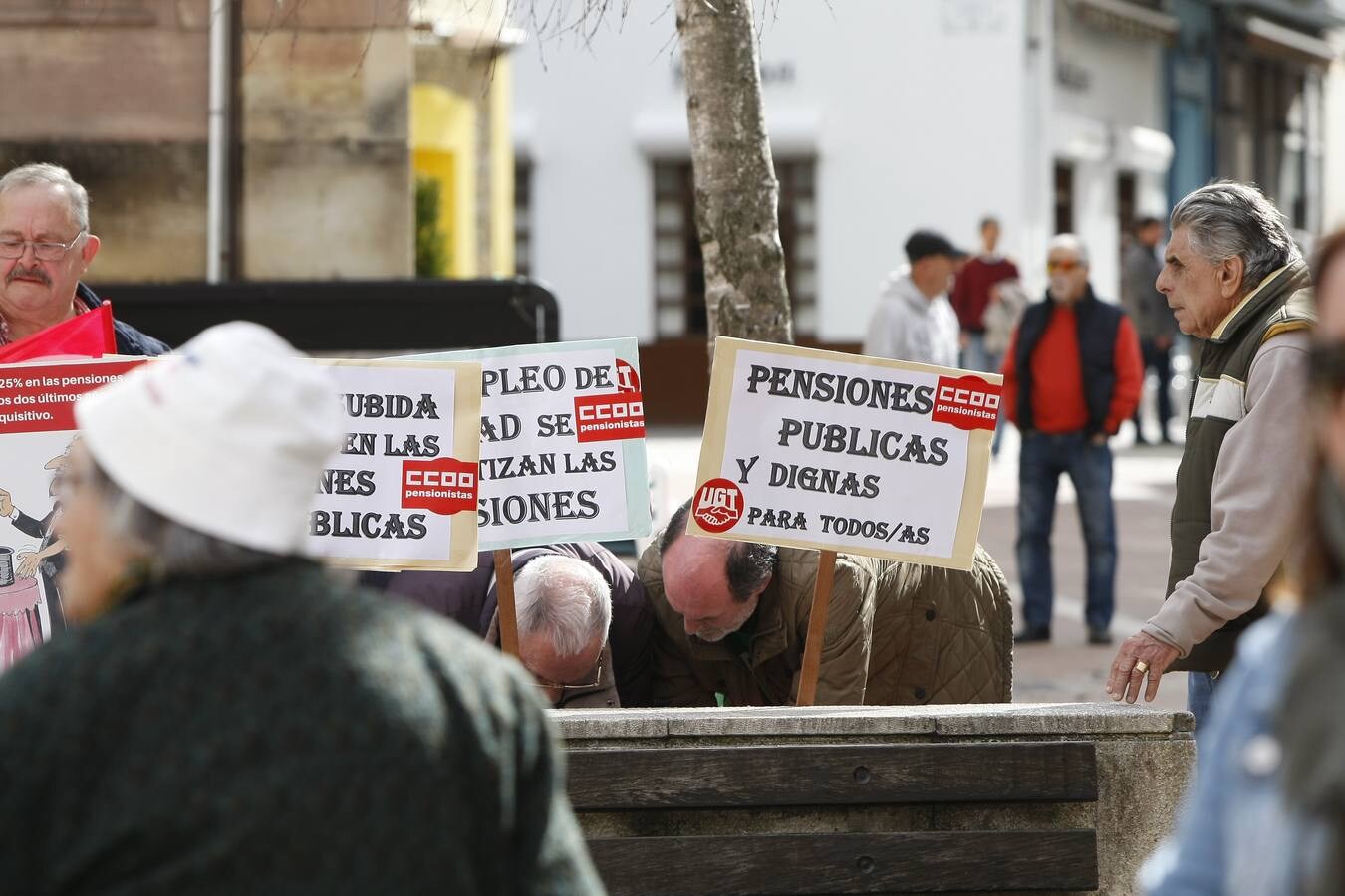 La movilización se ha desarrollado en la plaza Baldomero Iglesias, donde los concentrados han coreado diversas consignas alusivas a la campaña y se ha organizado una hoguera donde los jubilados han quemado las cartas remitidas por el Gobierno informándoles sobre la subida de las pensiones para este año.