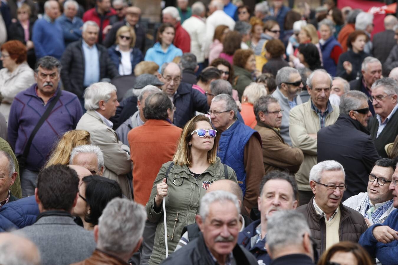 La movilización se ha desarrollado en la plaza Baldomero Iglesias, donde los concentrados han coreado diversas consignas alusivas a la campaña y se ha organizado una hoguera donde los jubilados han quemado las cartas remitidas por el Gobierno informándoles sobre la subida de las pensiones para este año.