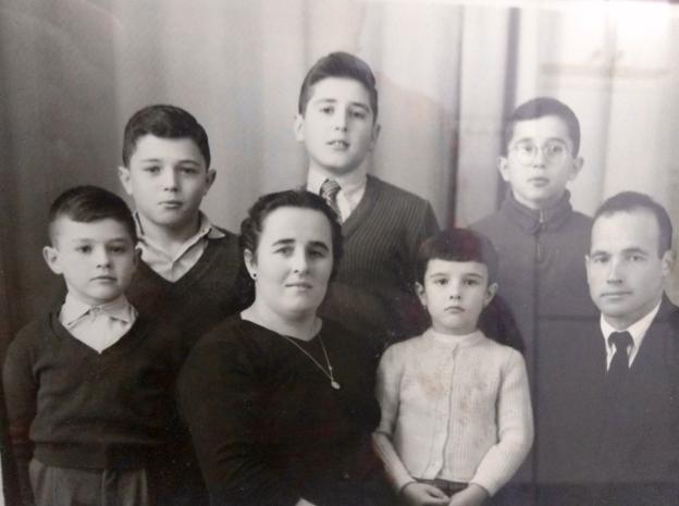  Jesús, Toñín, abuela Benedicta, José Luis, Ramonita, Nacho y el abuelo Bernabé.