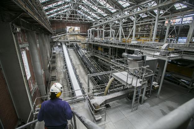 Interior de la fábrica del grupo Solvay en Torrelavega. 