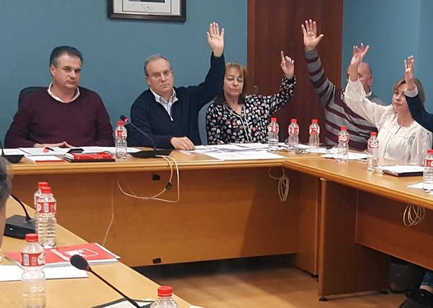 Los miembros del PSOE votaron a favor de devolverle al Pleno las competencias en materia de obras y servicios, oponiéndose al criterio del PRC.