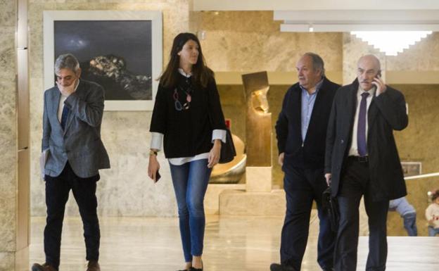 Van den Eynde, Ruth Beitia, Javier Fernández y Santiago Recio, al llegar a la rueda de prensa.