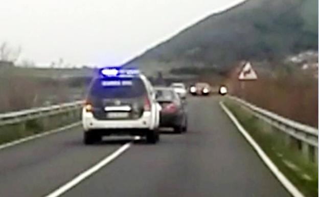 La patrulla se puso detrás del coche, que iba invadiendo el carril contrario en la carretera de los puentes que lleva a Santoña.