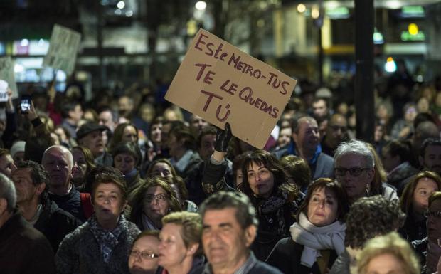 Cerca de 3.000 personas reclaman la vuelta atrás del MetroTUS al grito de «no funciona»