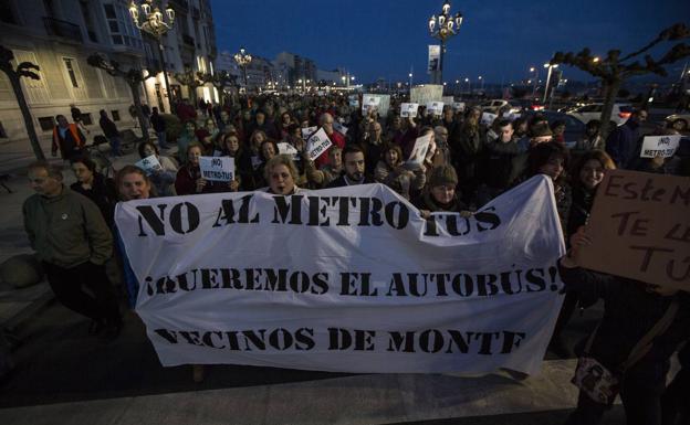 Imagen principal - Cerca de 3.000 personas reclaman la vuelta atrás del MetroTUS al grito de «no funciona»