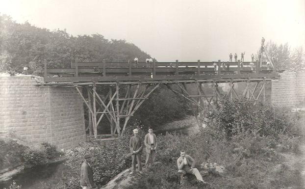 Imagen principal - Arriba: Construcción del Puente de Santa Isabel, en Quijas// Fondo fotográfico Quijas. Abajo a la izquierda: Uno de los grabados de Campuzano. 24 aguafuertes. Del cantábrico. Abajo a la derecha:Kiosco diseñado por Antonio Gaudí para la princesa de Asturias (1881) // Fondo Correa 