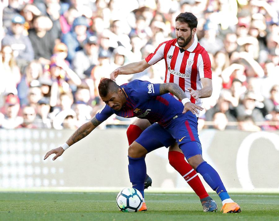 Alcácer y Messi ponen tierra de por medio ante un Athletic que persigue sombras en el Camp Nou.