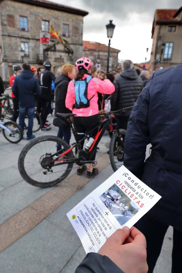 Fotos: Concentración en defensa de los ciclistas celebrada en Cabezón de la Sal