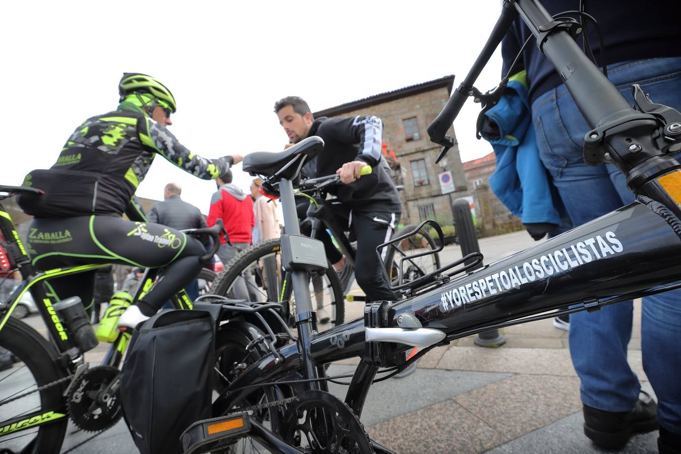 Fotos: Concentración en defensa de los ciclistas celebrada en Cabezón de la Sal