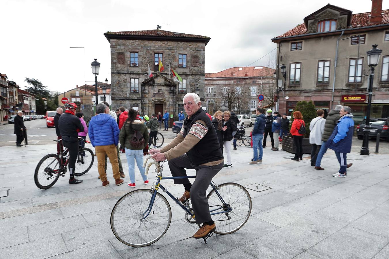 Fotos: Concentración en defensa de los ciclistas celebrada en Cabezón de la Sal