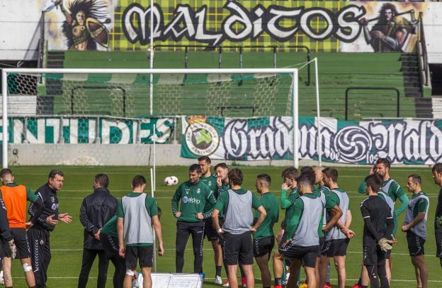 Carlos Pouso da indicaciones a sus futbolistas durante el entrenamiento del jueves en los Campos de Sport. 