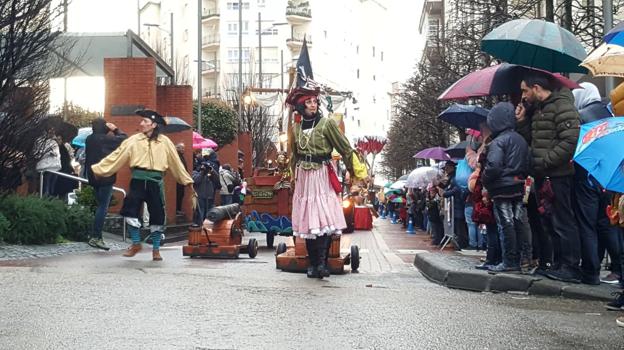 'Itinerante piratas' fue una de las escenografías que desfilaron ayer por las calles de El Astillero. 