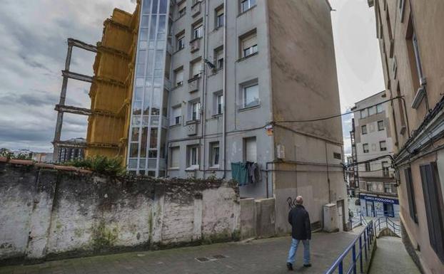 Vista trasera del edificio cuya parte central está siendo consolidada para que cinco propietarios puedan retornar a sus pisos. 