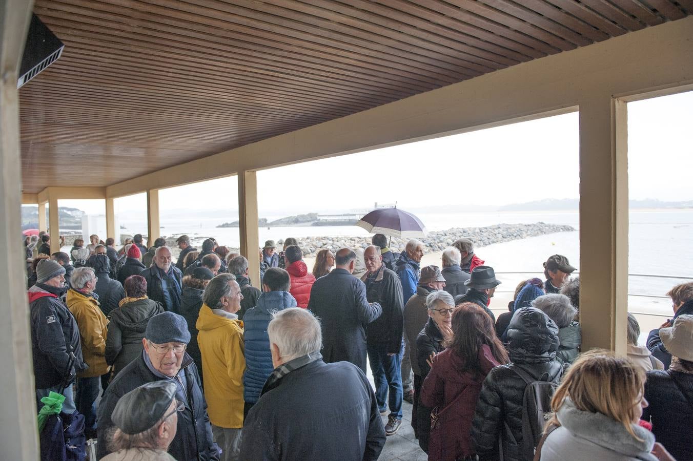 Decenas de personas se han subido este domingo a uno de los dos espigones que se están construyendo para la estabilización de la playa de la Magadalena de Santander para expresar su rechazo a la obra