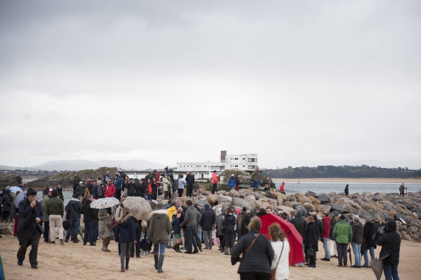 Decenas de personas se han subido este domingo a uno de los dos espigones que se están construyendo para la estabilización de la playa de la Magadalena de Santander para expresar su rechazo a la obra