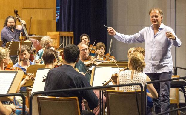 El director de orquesta, fundador de la Balthasar Neumann Ensemble, Thomas Hengelbrock, durante el ensayo previo a un concierto del Ferstival Internacional de Santander. 