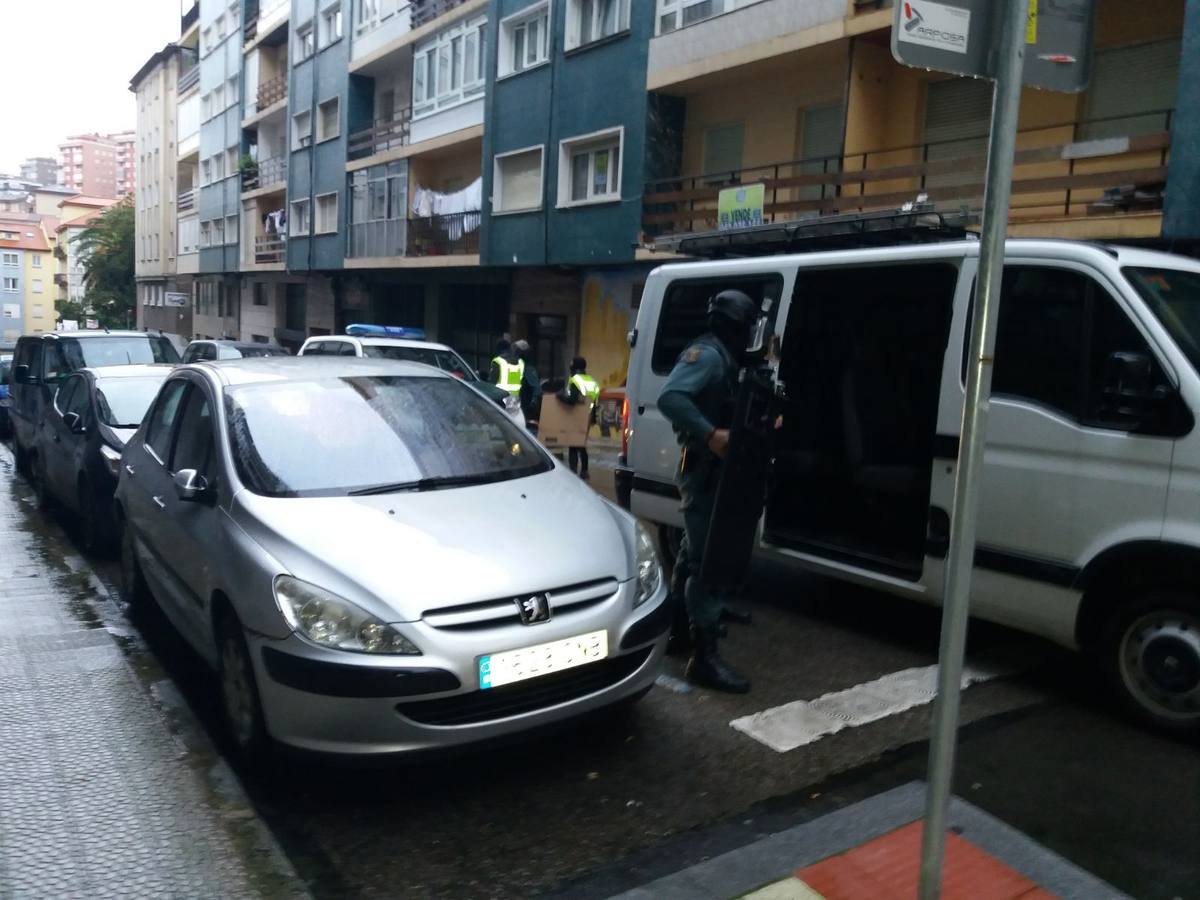 Fotos: Dispositivo de la Guardia Civil en Santander contra el tráfico de seres humanos