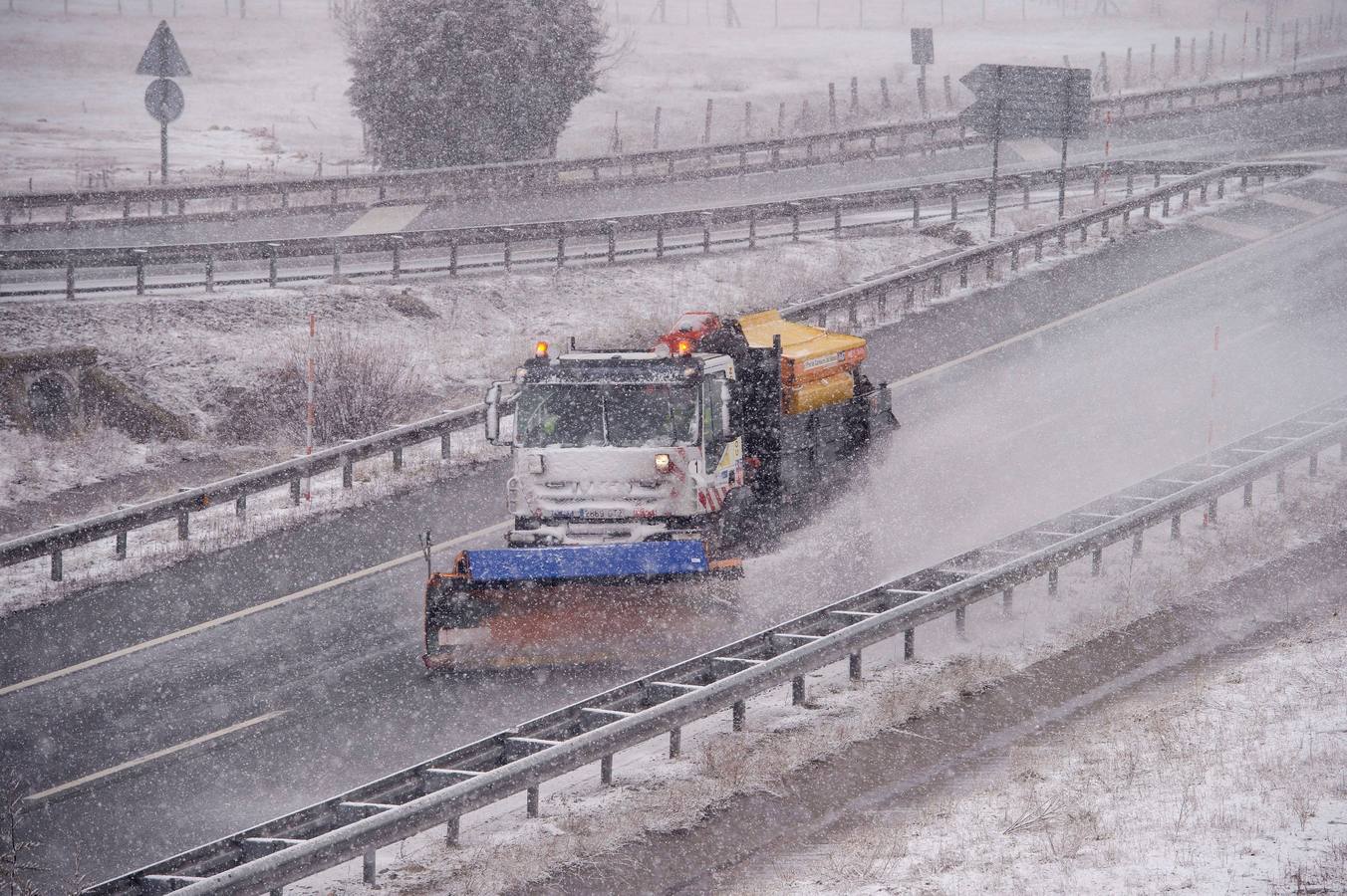 Un nuevo temporal de nieve está provocando incidencias en varias carreteras. Además, varios colegios han suspendido las clases. 