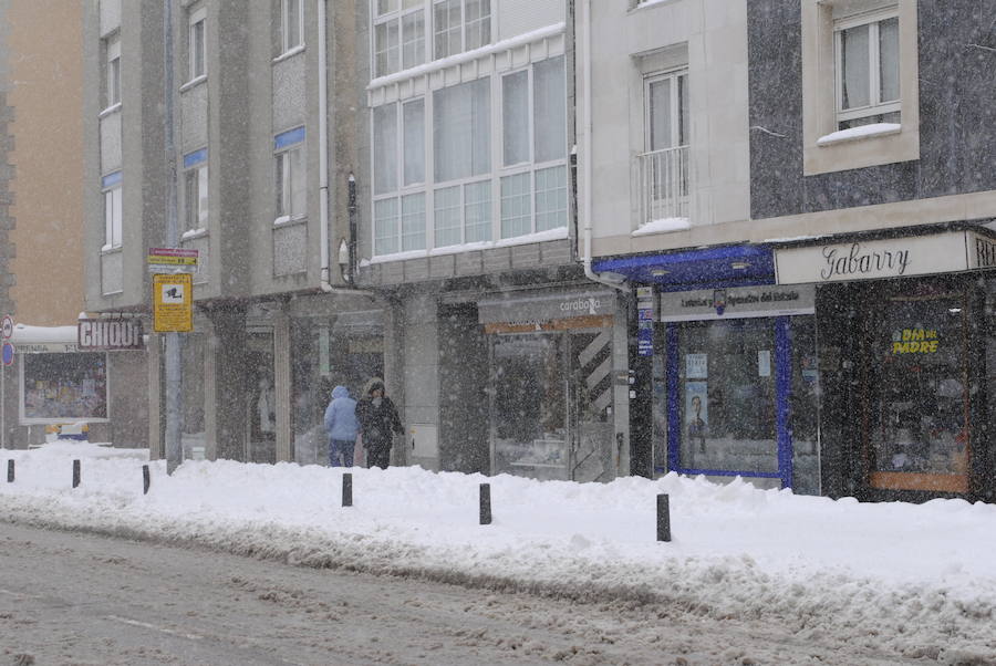 Un nuevo temporal de nieve está provocando incidencias en varias carreteras. Además, varios colegios han suspendido las clases. 