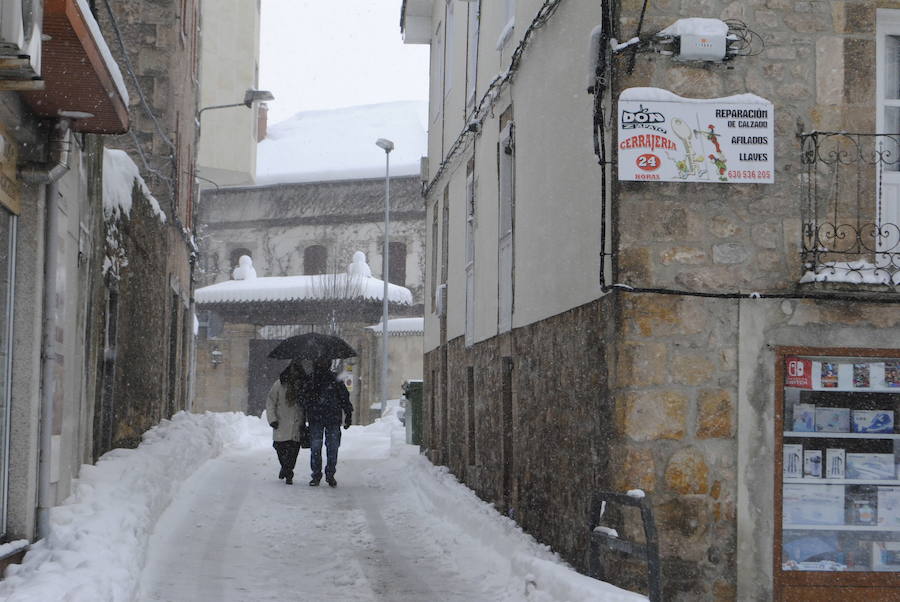 Un nuevo temporal de nieve está provocando incidencias en varias carreteras. Además, varios colegios han suspendido las clases. 