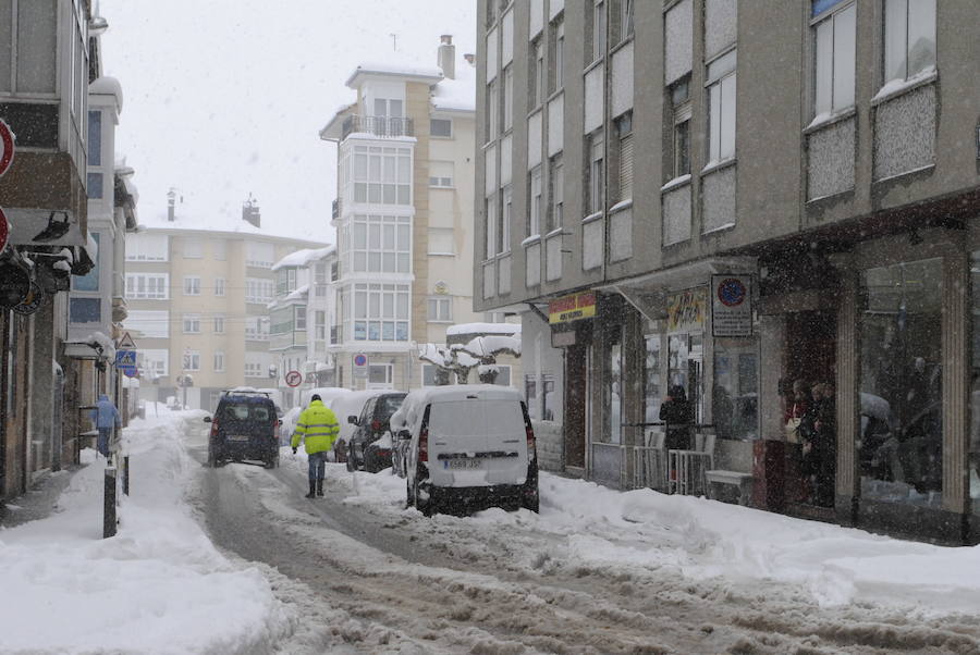 Un nuevo temporal de nieve está provocando incidencias en varias carreteras. Además, varios colegios han suspendido las clases. 