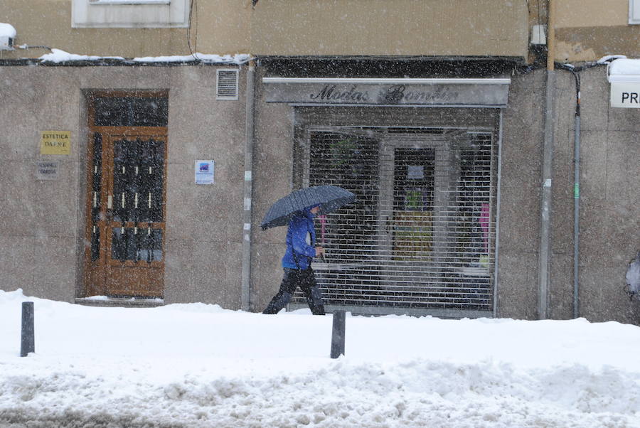 Un nuevo temporal de nieve está provocando incidencias en varias carreteras. Además, varios colegios han suspendido las clases. 